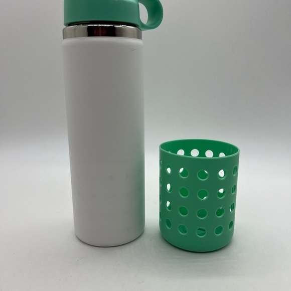 HYDRO FLASK  WHITE AND SEAFOAM GREEN 20 OUNCE INSULATED WATER BOTTLE - Picture 14 of 14